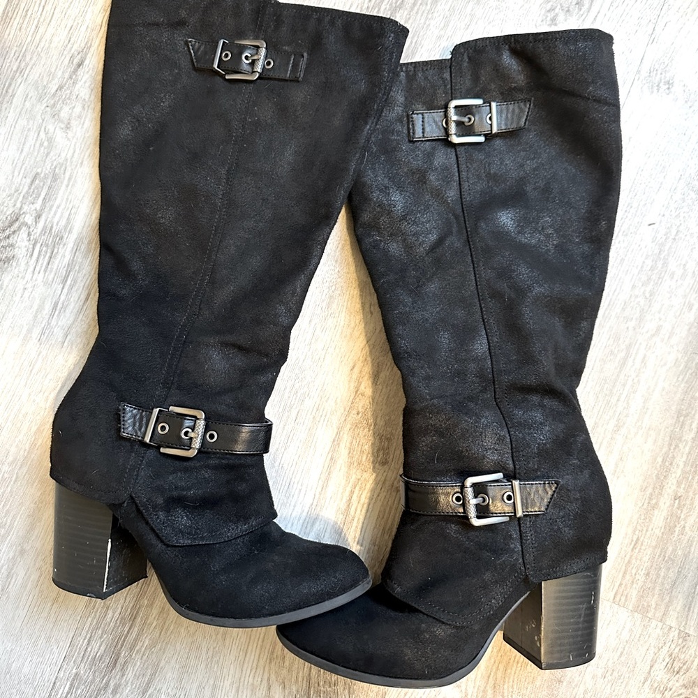 Fergalicious woman’s boots size 6